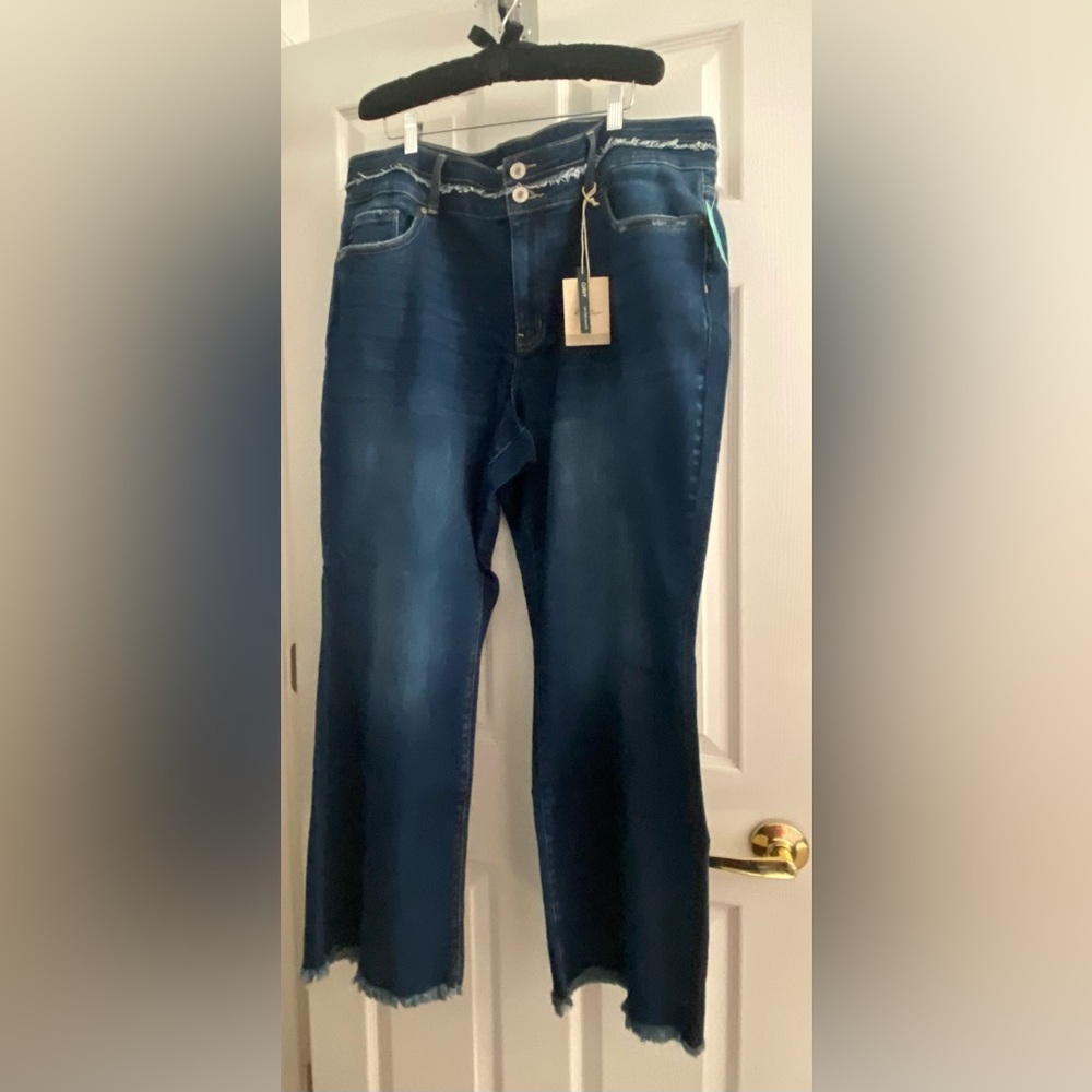 KanCan Maurices Curvy High Rise Bootcut 22W Short